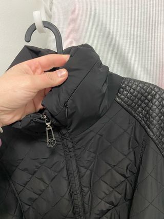 Abrigo acolchado mujer negro