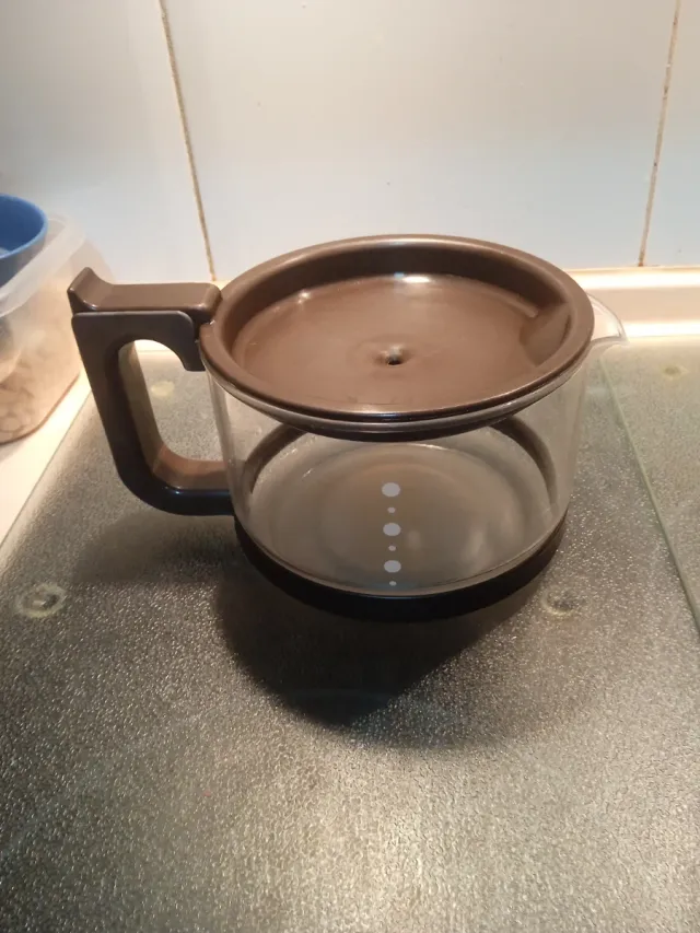 Jarra cafetera de cristal y tapa marrón