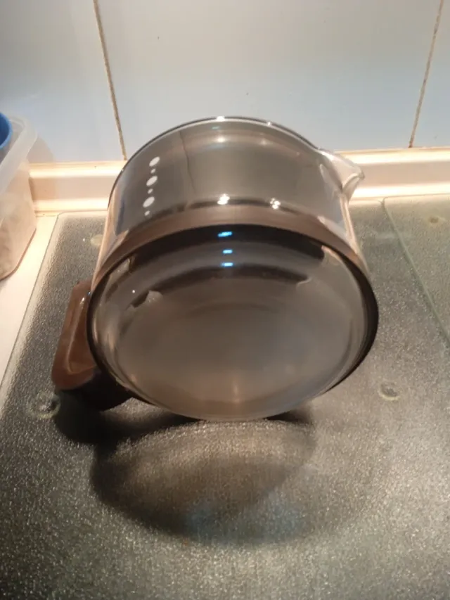 Jarra cafetera de cristal y tapa marrón