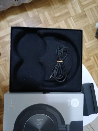 Caja Bang & Olufsen H6 + Cable Minijack