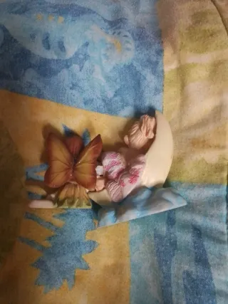 Figuras de hada y bebé en luna
