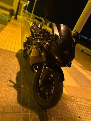 Moto deportiva negra