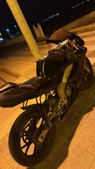 Moto deportiva negra