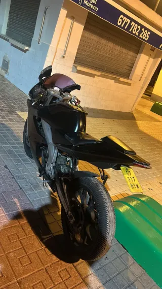 Moto deportiva negra
