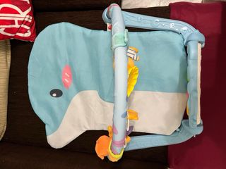 Gimnasio para bebés con piano y juguetes