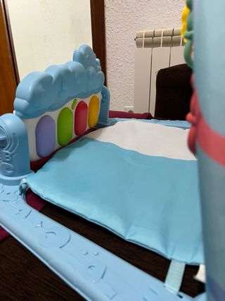 Gimnasio para bebés con piano y juguetes