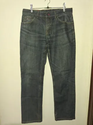 Lote de pantalones y camisas.