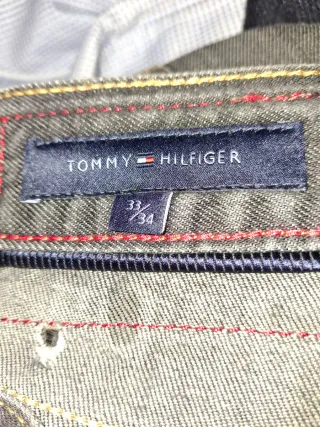 Lote de pantalones y camisas.