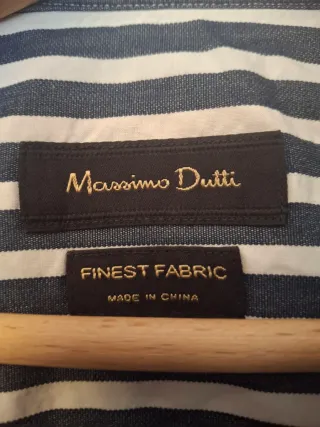 Lote de pantalones y camisas.