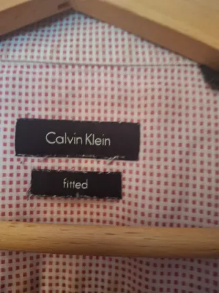 Lote de pantalones y camisas.