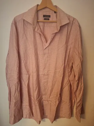 Lote de pantalones y camisas.