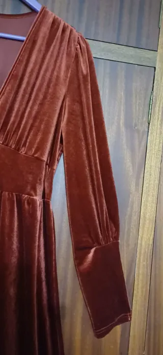 VESTIDO LARGO  TERCIOPELO ESCOTE EN V PRONUNCIADO