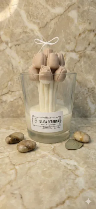 Vela de tulipanes beige y blanca. Hecha a mano.