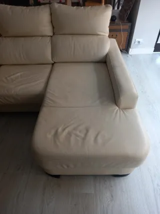 Sofá chaiselong de piel color crudo