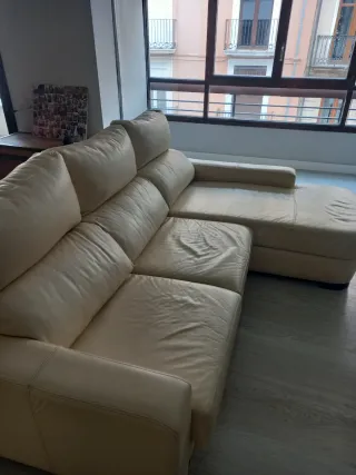 Sofá chaiselong de piel color crudo