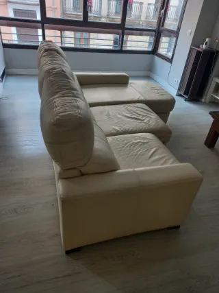 Sofá chaiselong de piel color crudo