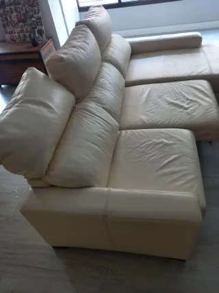 Sofá chaiselong de piel color crudo