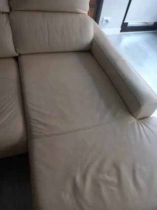 Sofá chaiselong de piel color crudo