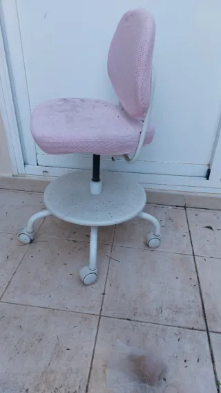 Silla de escritorio rosa y blanca