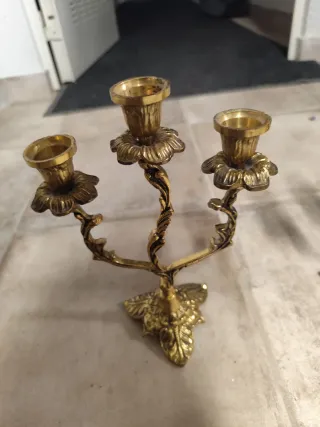 Candelabro de metal dorado