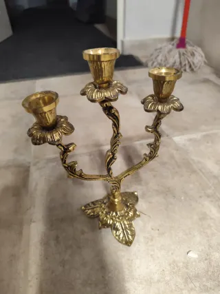 Candelabro de metal dorado