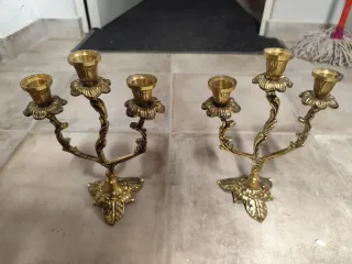 Candelabro de metal dorado