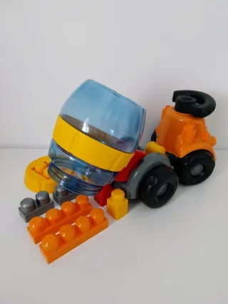 Camión con bidon. Naranja. Piezas para montar.