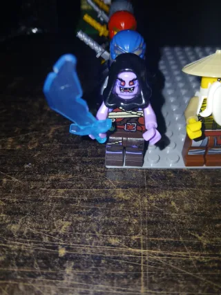 Lego Figura Morada con Espada Azul