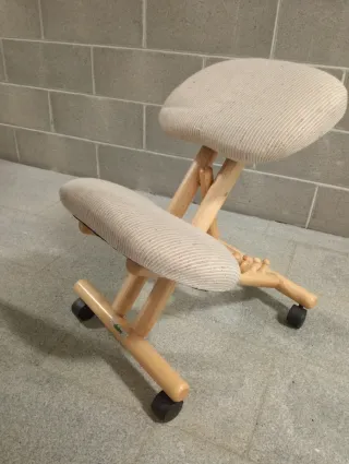 Sedia ergonomica in legno con ruote