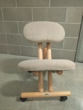 Sedia ergonomica in legno con ruote