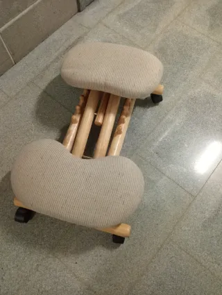 Sedia ergonomica in legno con ruote