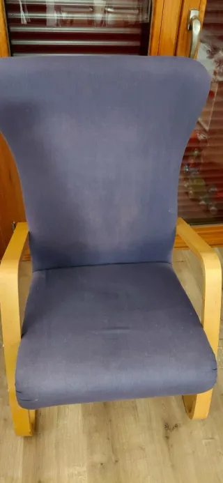Sillón de lectura azul y madera