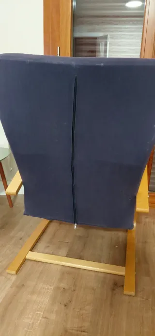 Sillón de lectura azul y madera