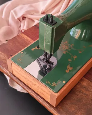 Antigua máquina de coser de juguete