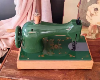 Antigua máquina de coser de juguete
