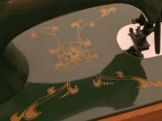 Antigua máquina de coser de juguete