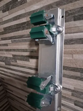 Supporto per 5 scope in metallo e plastica