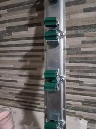 Supporto per 5 scope in metallo e plastica