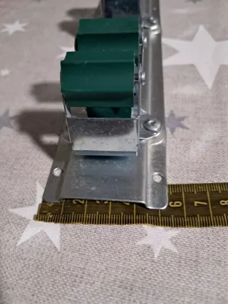 Supporto per 5 scope in metallo e plastica