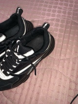 Zapatillas negras con detalles reflectantes
