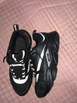 Zapatillas negras con detalles reflectantes