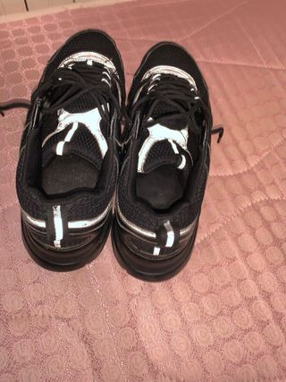 Zapatillas negras con detalles reflectantes