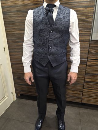 Traje italiano de boda azul y plateado