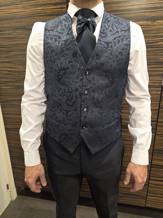 Traje italiano de boda azul y plateado