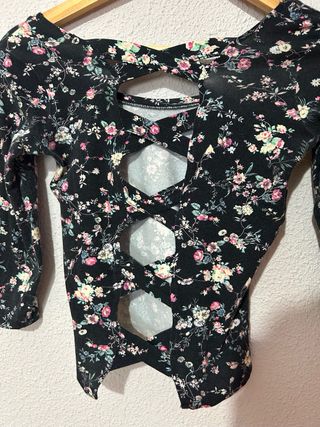 Top floral con espalda cruzada talla S bershka