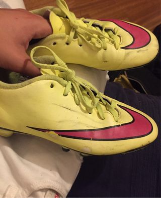 Scarpini da calcio Nike gialli e rosa
