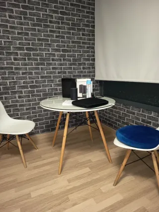 Mesa redonda y 2 sillas blancas