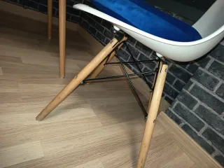 Mesa redonda y 2 sillas blancas