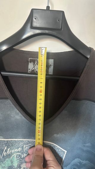 Camiseta vintage escotada con estampado