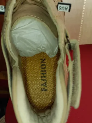 Scarpe beige con lacci elastici